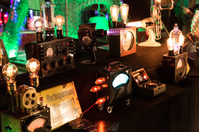 Retro-Elektronik, Nixie-Röhren und leuchtende Hochspannungs-Exponate