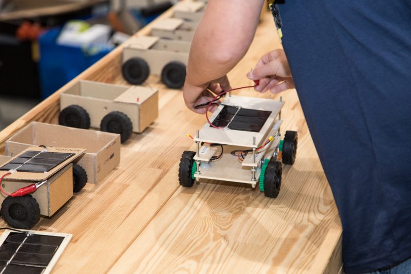 Kinder bauen und testen Miniatur-Solarautos aus Holz und Pappe