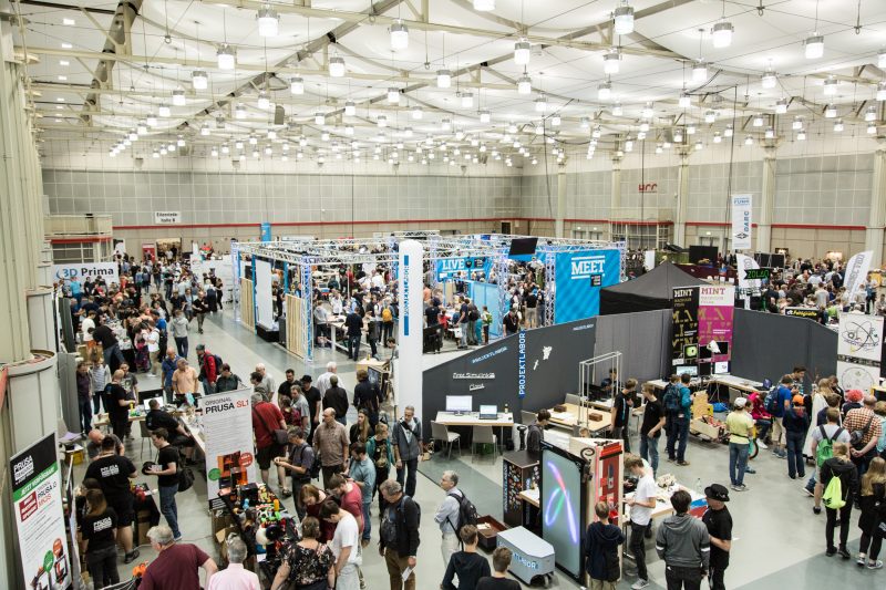 Große Maker Faire Messehalle mit vielen Ständen und Besuchern