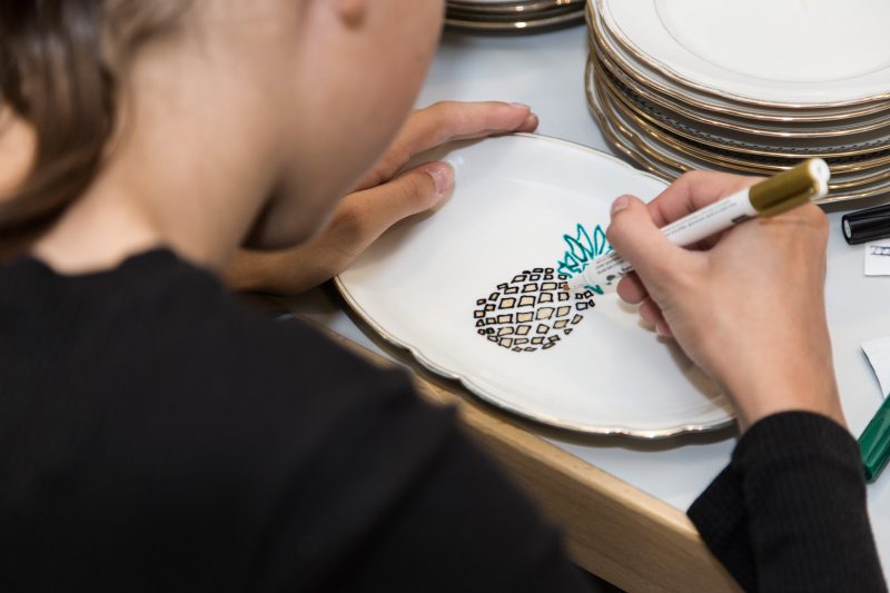 Kreative Handarbeit: Bemalen eines Porzellantellers mit bunten Mustern