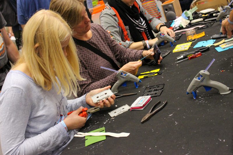 Mitmach-Workshop mit Heißklebepistolen und Upcycling von Kassetten