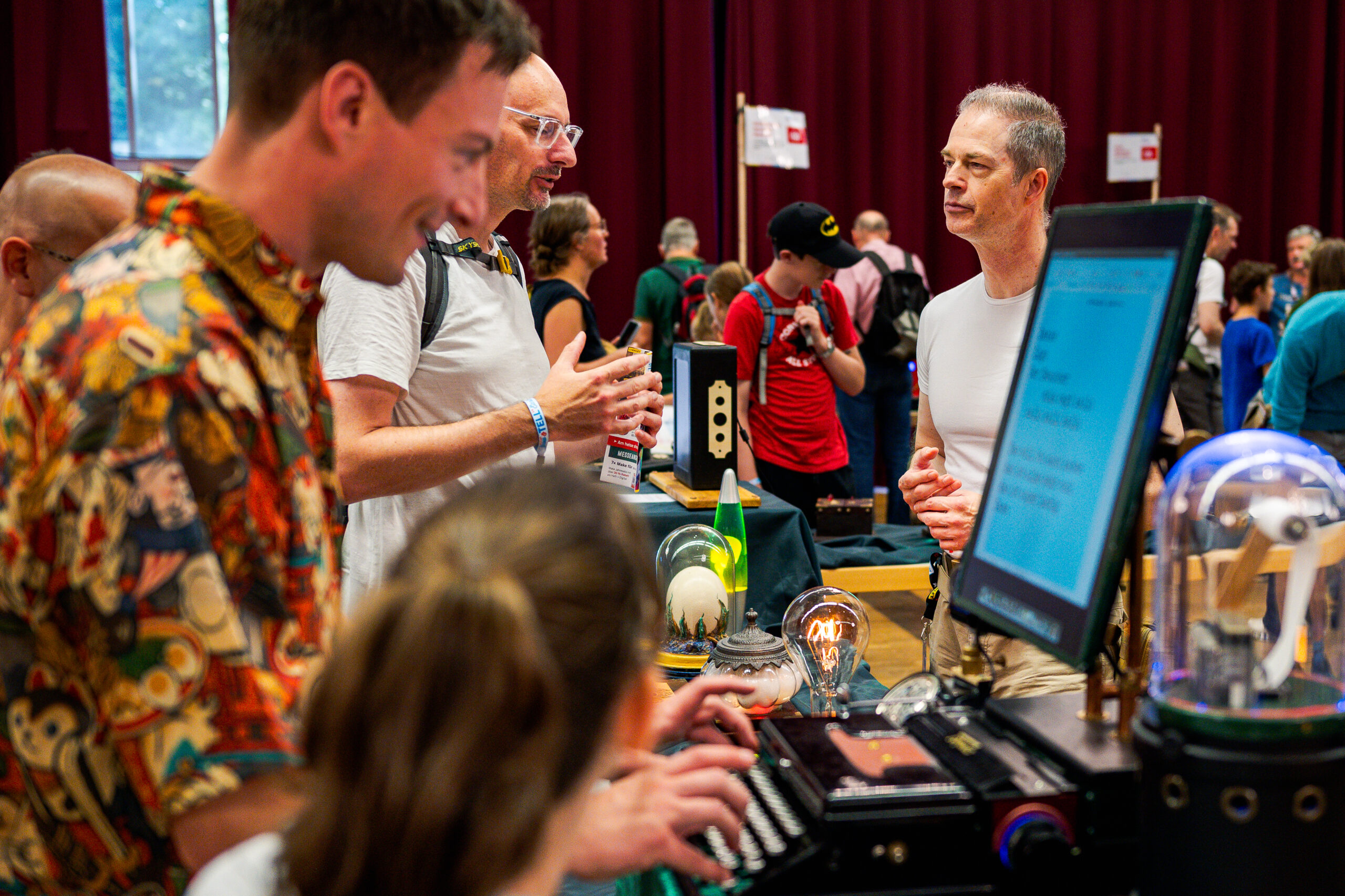 Besucher testen interaktive Steampunk-Schreibmaschine