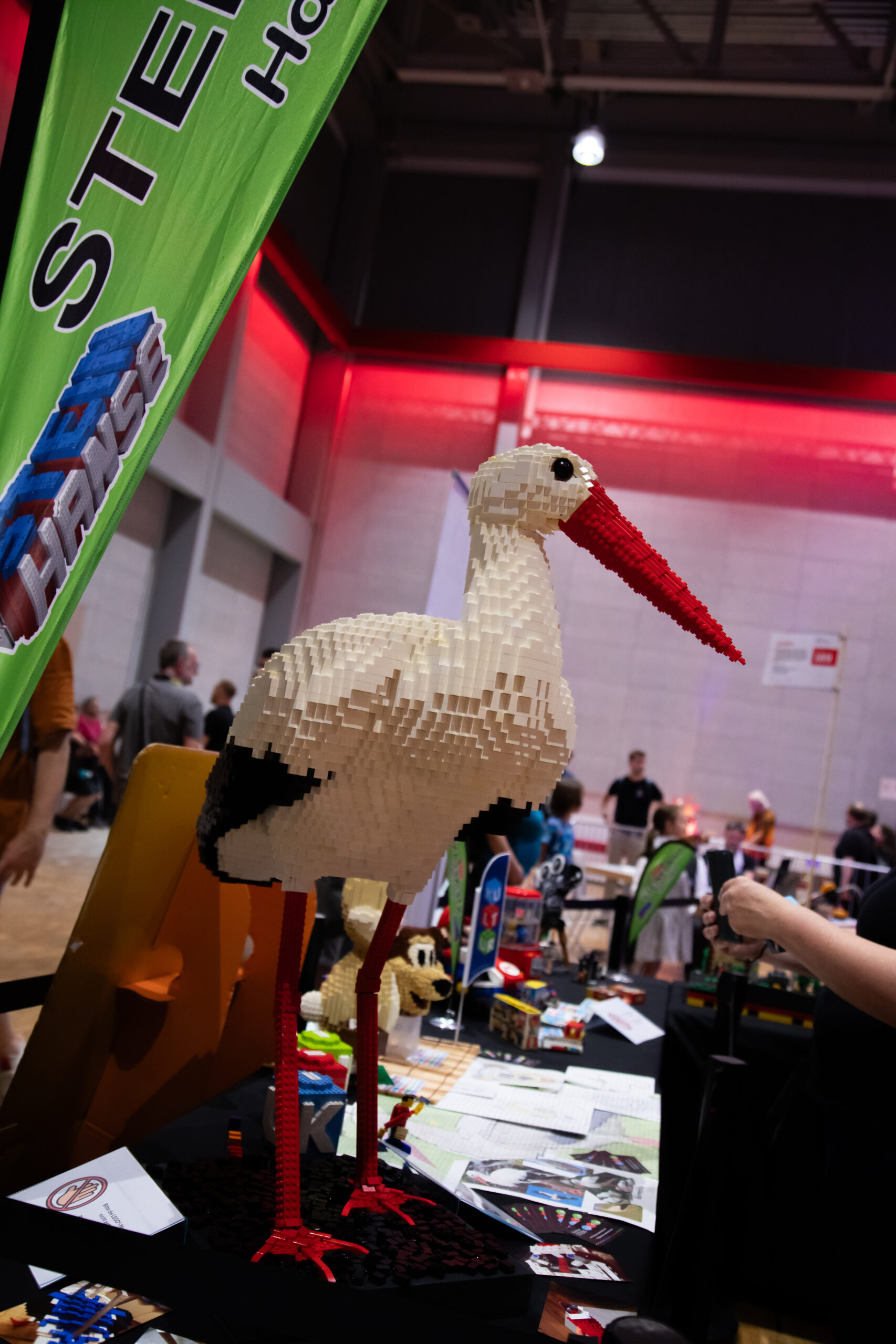 Großer lebensgroßer LEGO-Storch aus Tausenden Steinen von Stein Hanse