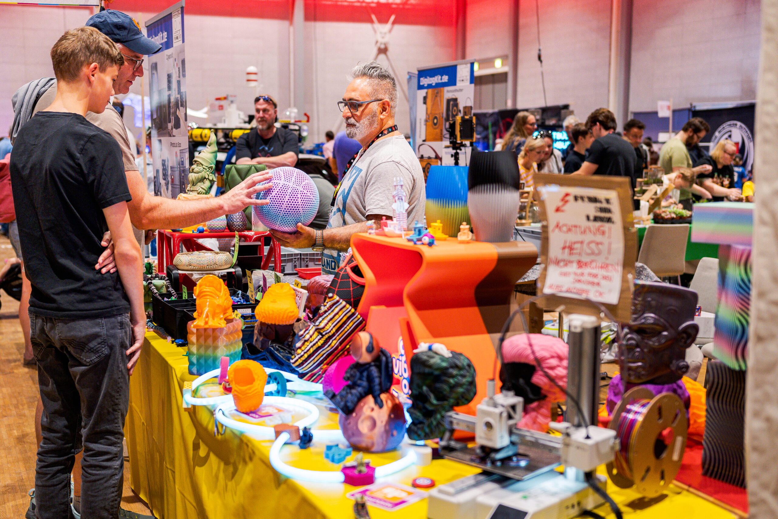 Bunter Maker-Stand mit 3D-Drucken und Skulpturen