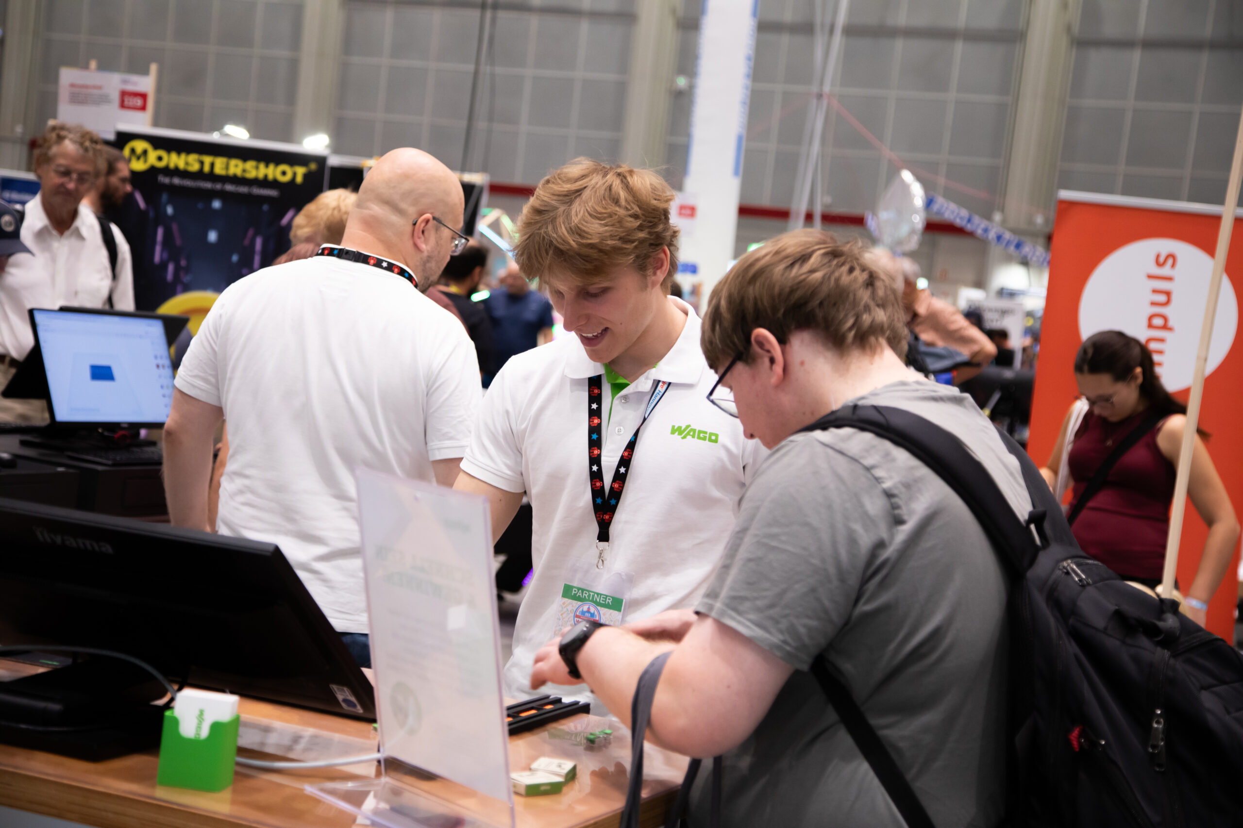 Fachgespräch am WAGO-Stand über Verbindungstechnik