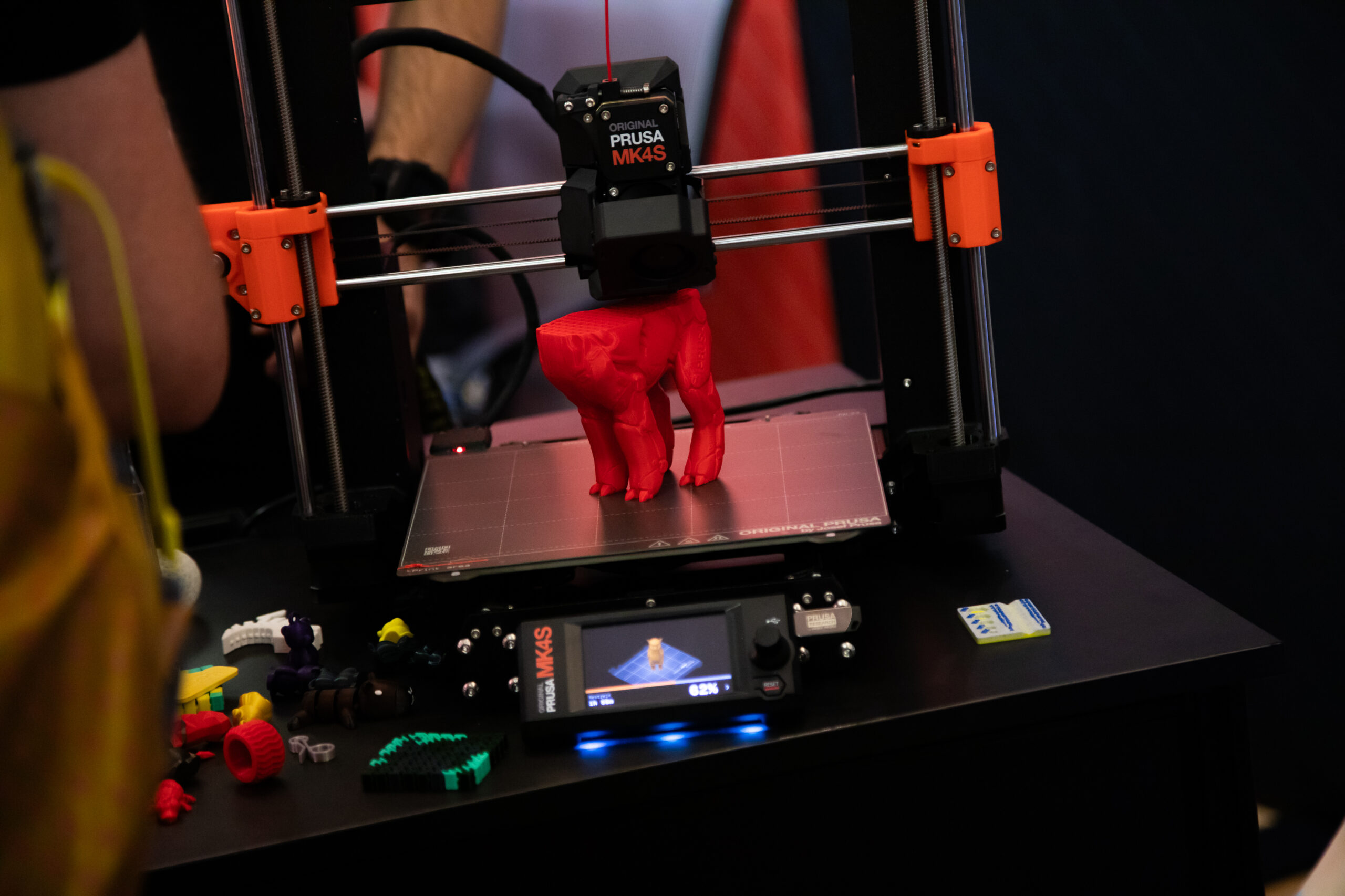 Original Prusa MK4S 3D-Drucker druckt eine rote Hirsch-Skulptur