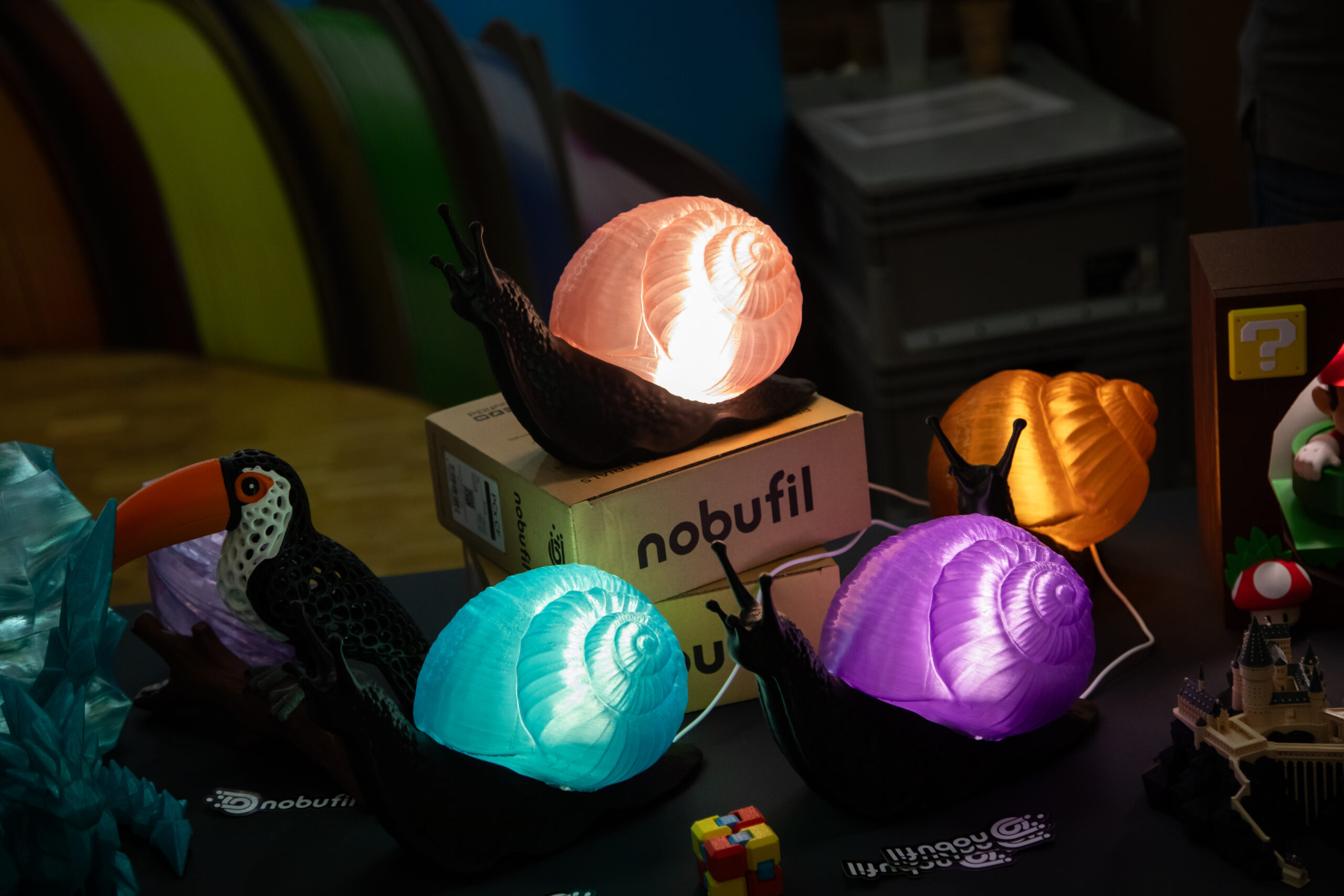 Leuchtende Schnecken-Lampen aus buntem 3D-Druck-Filament