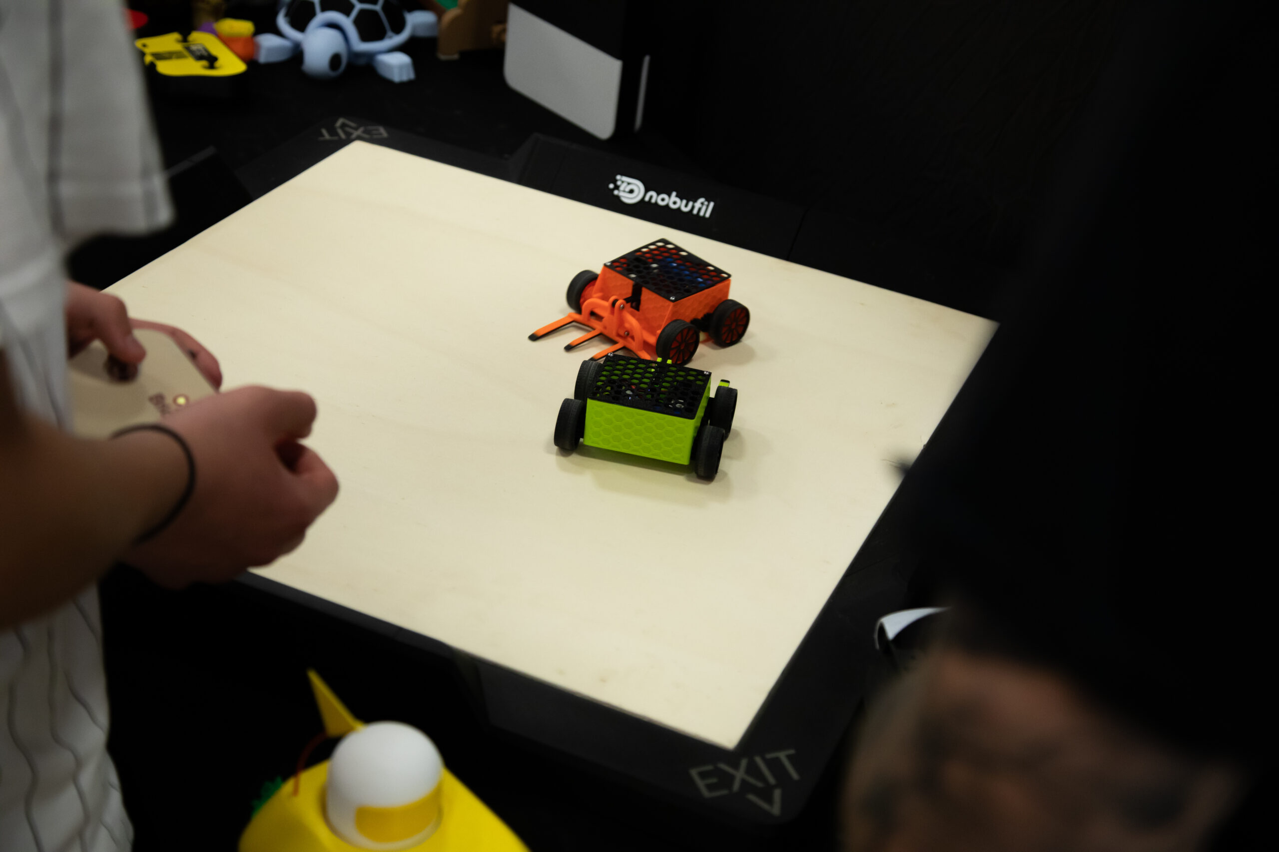 Zwei ferngesteuerte Mini-Roboter im Sumo-Wettkampf